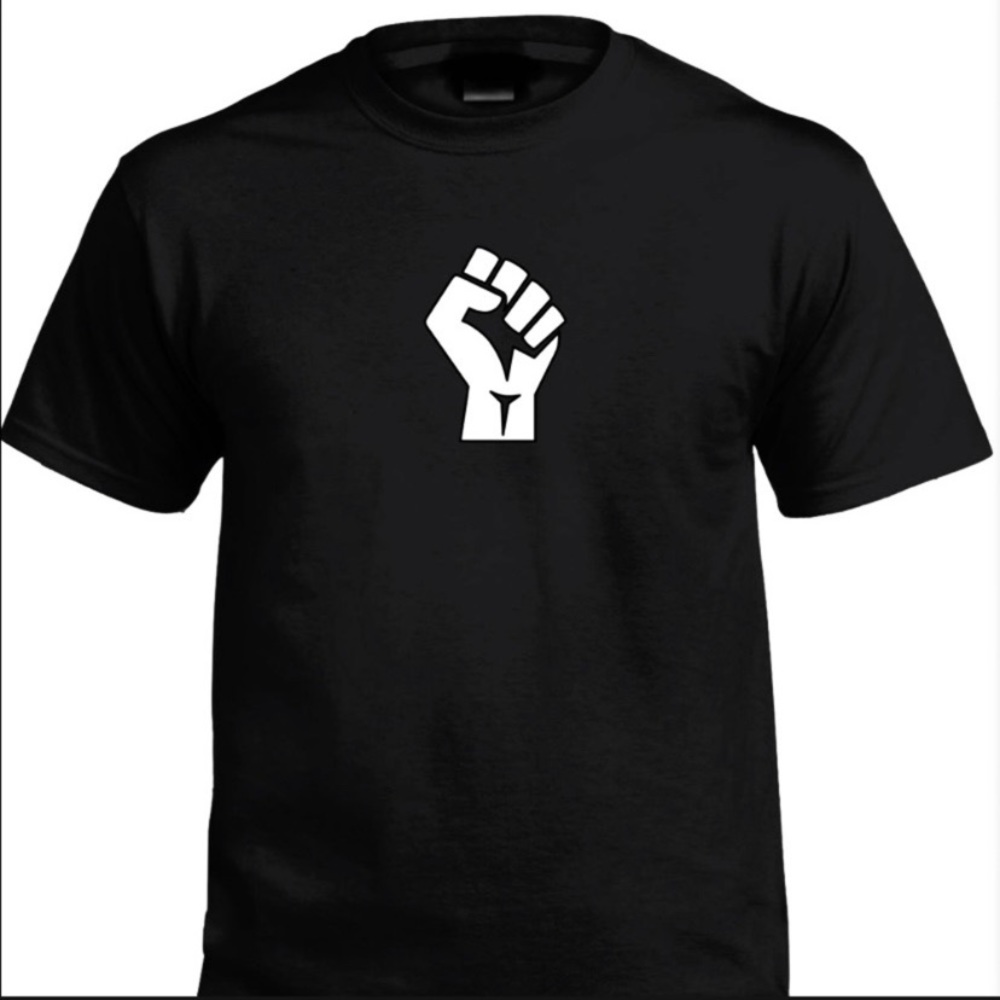 New unisex tee  ✊🏾 “ Black lives matter” ✊🏾
